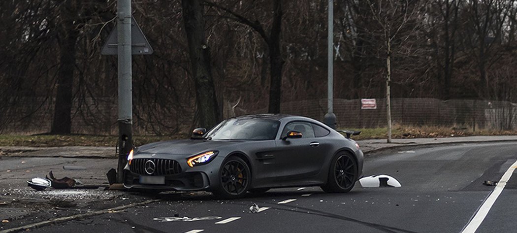 Stoper Sparty Kaya havaroval v blízkosti klubového tréninkového centra. Jeho Mercedes je na odpis.