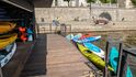 Kayak nabízí nejen příjemné posezení, ale i sportovní vyžití.