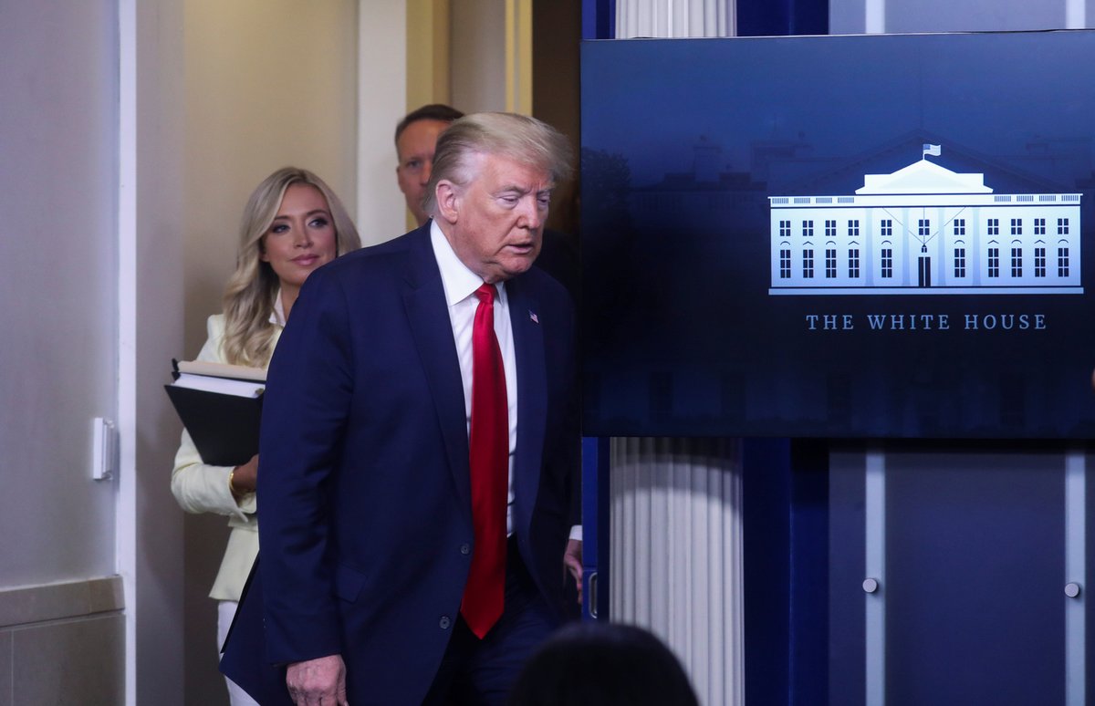 Donald Trump a jeho mluvčí Kayleigh McEnanyová (22.5.2020)