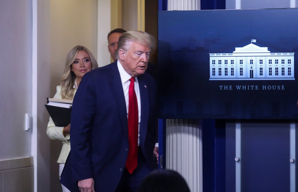 Donald Trump a jeho mluvčí Kayleigh McEnanyová (22. 5. 2020)