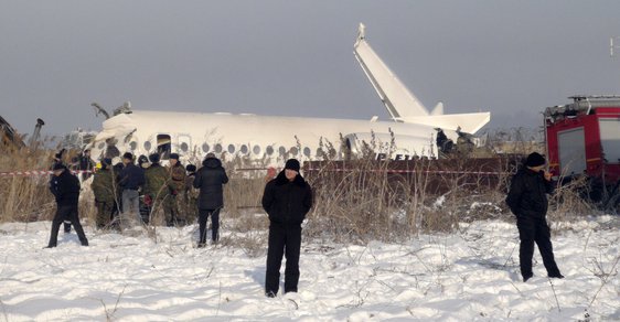 V Kazachstánu se těsně po startu zřítilo letadlo do obydlené oblasti, na místě je nejméně 15 mrtvých 