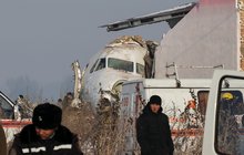 Letadlo v Kazachstánu se zřítilo: Rozlomil ho náraz do domu