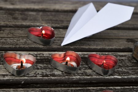 Na místě tragického pádu kazašského letadla lidé zapálili svíčky na památku 12 obětem, (28.12.2019).