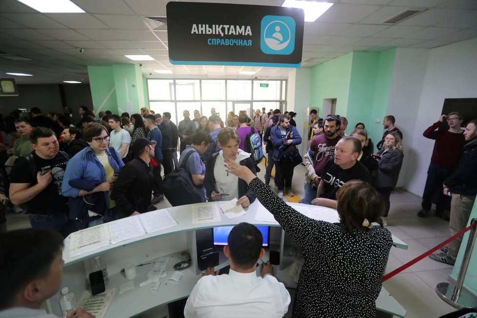 Almaty, Kazachstán (dříve Alma-Ata): Rusové si vyřizují imigrační dokumenty (28. 9. 2022).