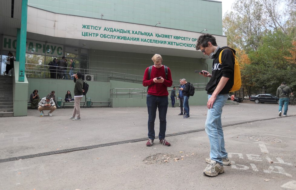 Almaty, Kazachstán (dříve Alma-Ata): Rusové si vyřizují imigrační dokumenty (28. 9. 2022).