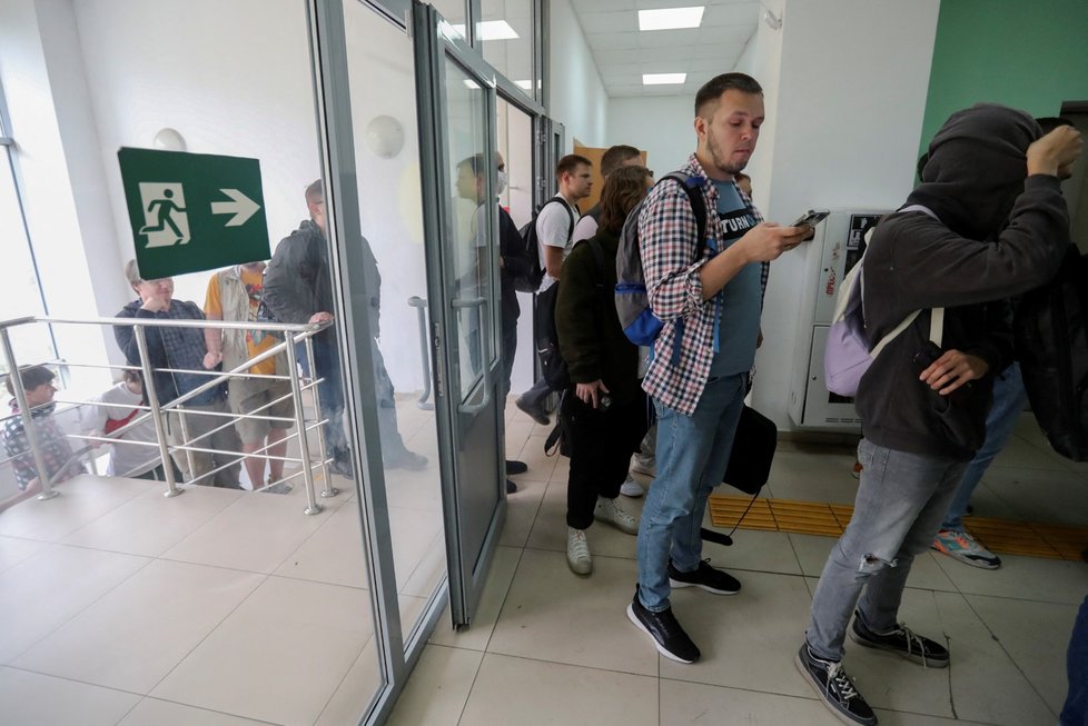 Almaty, Kazachstán (dříve Alma-Ata): Rusové si vyřizují imigrační dokumenty (28. 9. 2022).