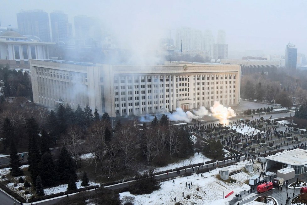 Do kazachstánského Almaty vjela vojenská obrněná vozidla, situace se vyhrocuje