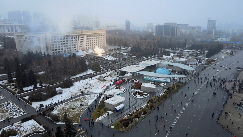 Do kazachstánského Almaty vjela vojenská obrněná vozidla, situace se vyhrocuje