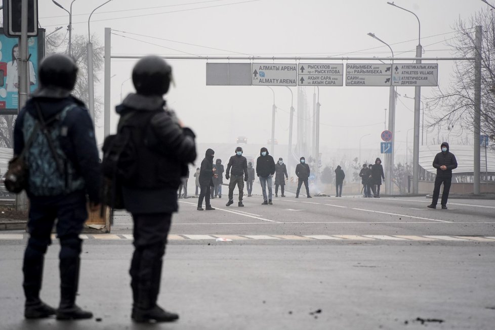 Do kazachstánského Almaty vjela vojenská obrněná vozidla, situace se vyhrocuje