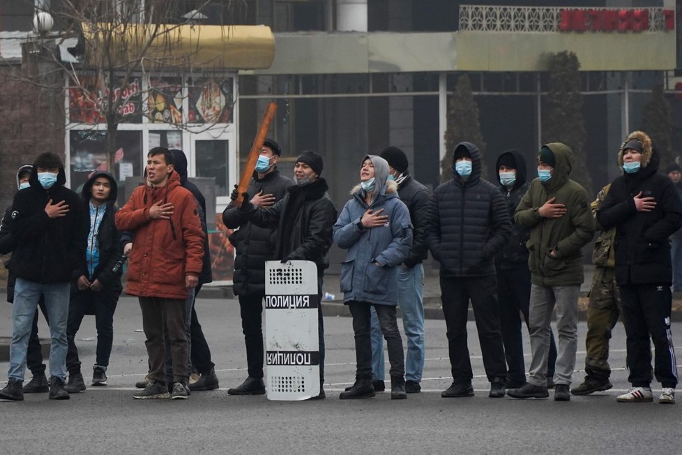 Do kazachstánského Almaty vjela vojenská obrněná vozidla, situace se vyhrocuje