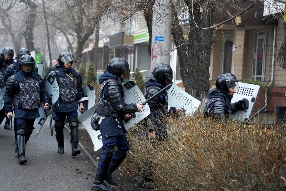 Do kazachstánského Almaty vjela vojenská obrněná vozidla, situace se vyhrocuje