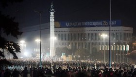 Lidé v Kazachstánu protestují proti zdražování paliva, prezident odvolal dosavadní vládu.