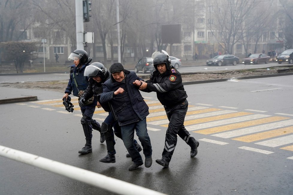 Lidé v Kazachstánu protestují proti zdražování paliva, prezident odvolal dosavadní vládu.