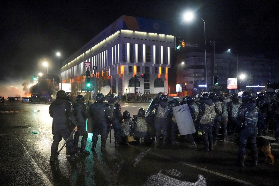 Lidé v Kazachstánu protestují proti zdražování paliva, prezident odvolal dosavadní vládu