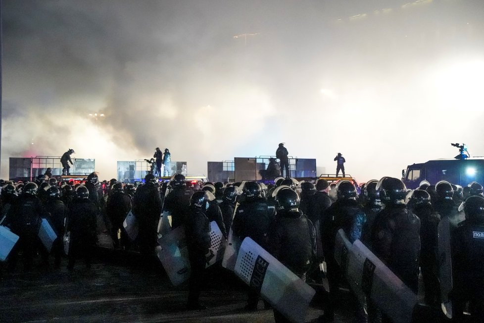 Lidé v Kazachstánu protestují proti zdražování paliva, prezident odvolal dosavadní vládu