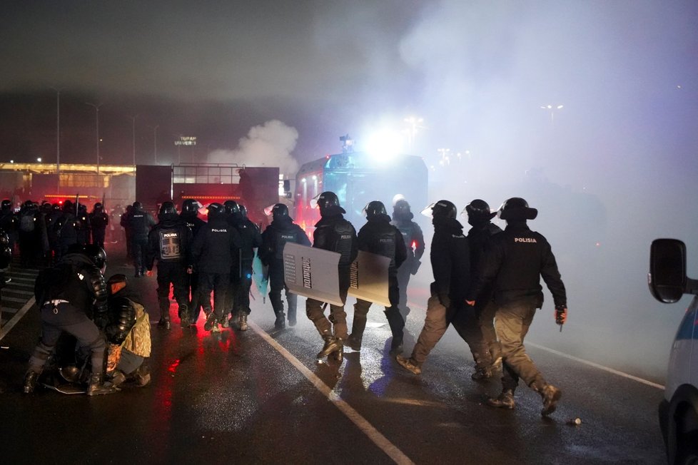 Lidé v Kazachstánu protestují proti zdražování paliva, prezident odvolal dosavadní vládu