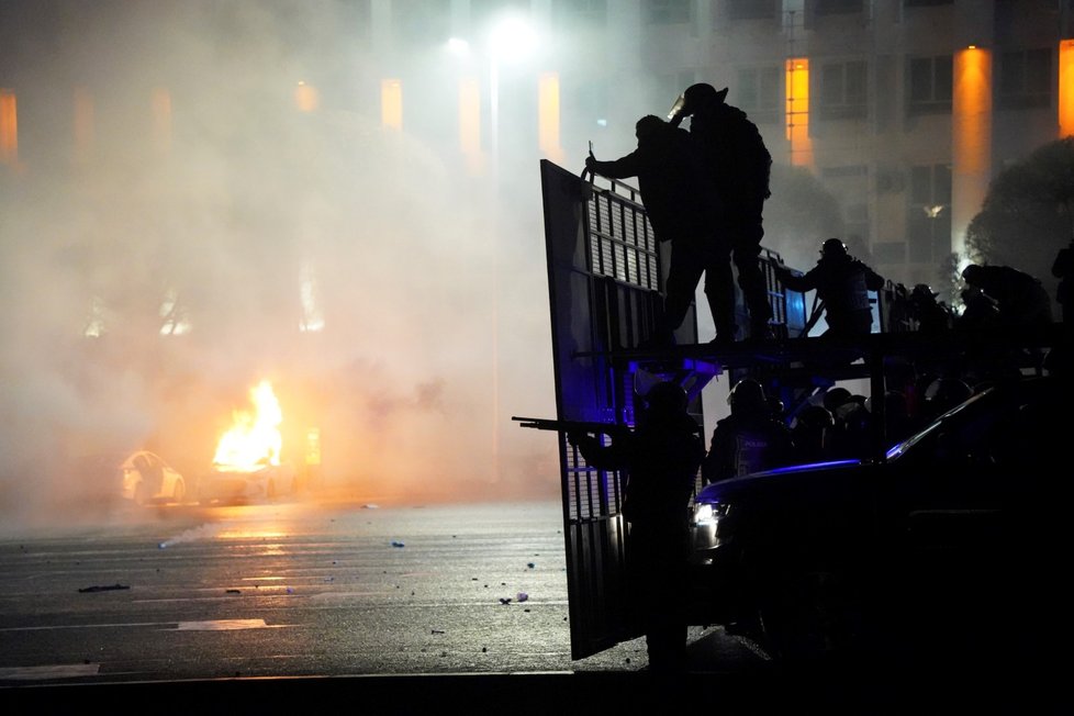 Lidé v Kazachstánu protestují proti zdražování paliva, prezident odvolal dosavadní vládu