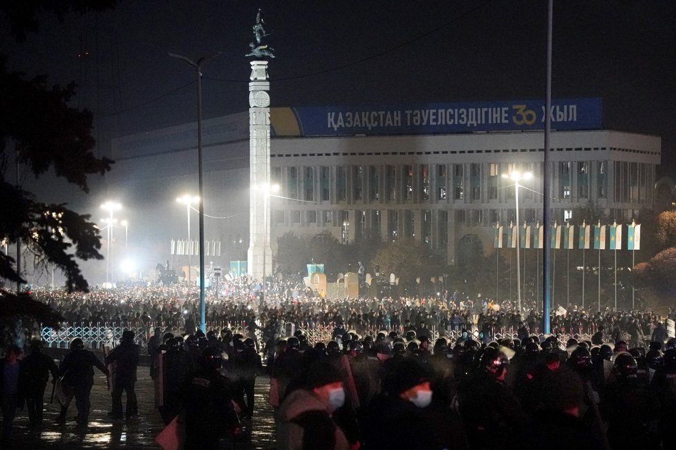 Lidé v Kazachstánu protestují proti zdražování paliva, prezident odvolal dosavadní vládu