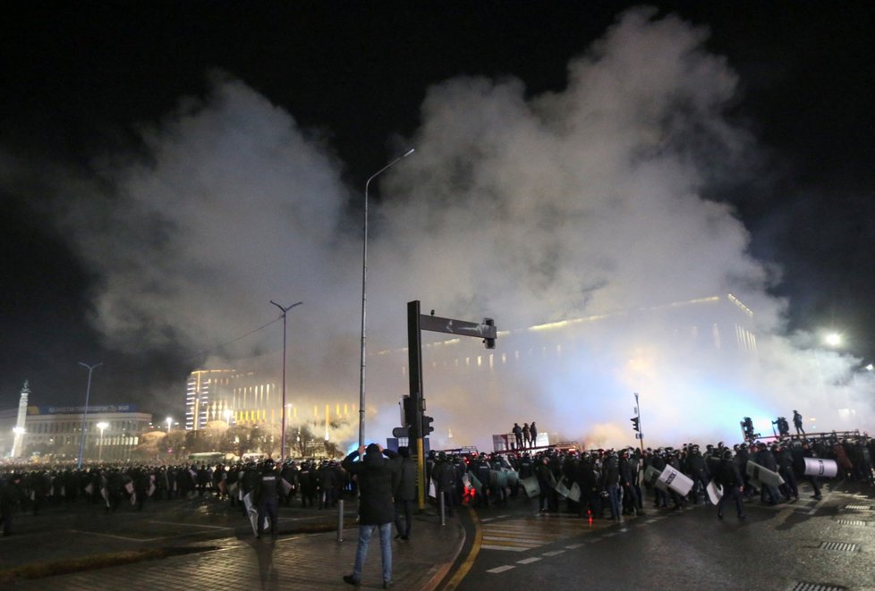 Lidé v Kazachstánu protestují proti zdražování paliva, prezident odvolal dosavadní vládu