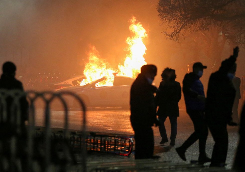 Lidé v Kazachstánu protestují proti zdražování paliva, prezident odvolal dosavadní vládu