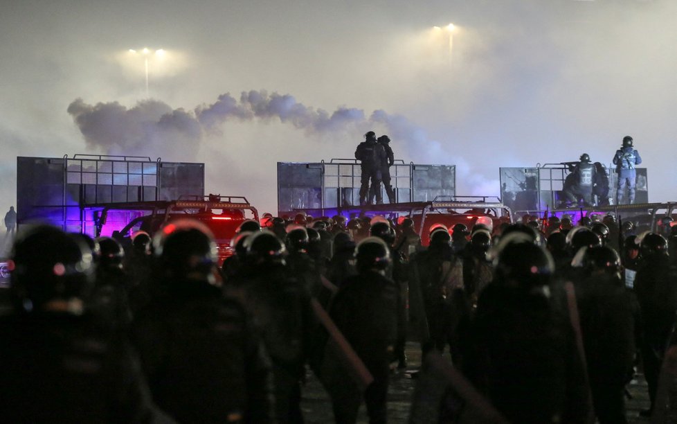 Lidé v Kazachstánu protestují proti zdražování paliva, prezident odvolal dosavadní vládu