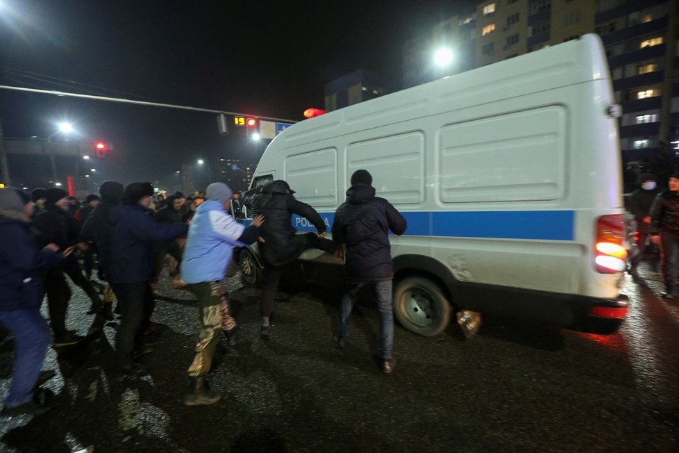 Lidé v Kazachstánu protestují proti zdražování paliva, prezident odvolal dosavadní vládu.