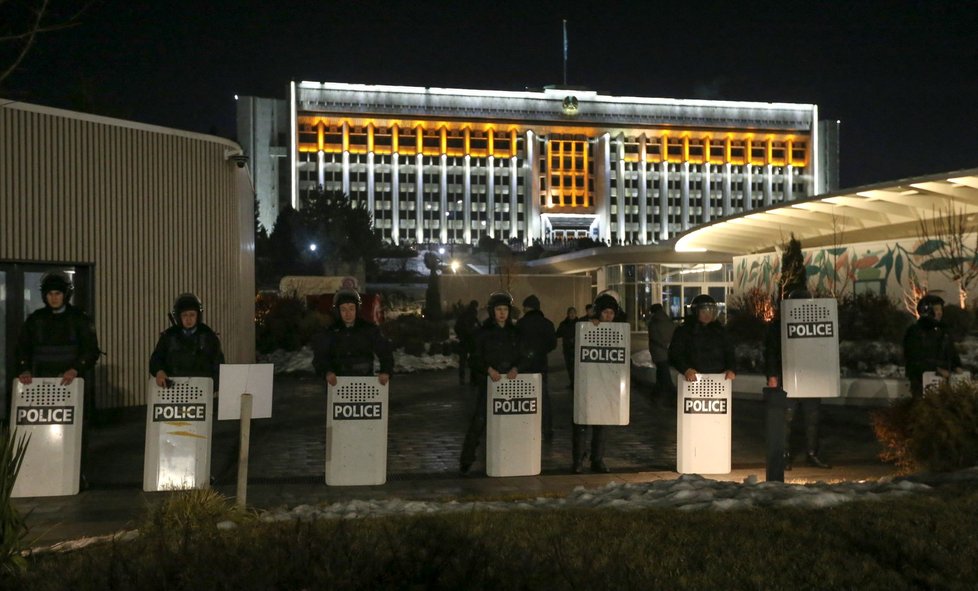 Lidé v Kazachstánu protestují proti zdražování paliva, prezident odvolal dosavadní vládu.