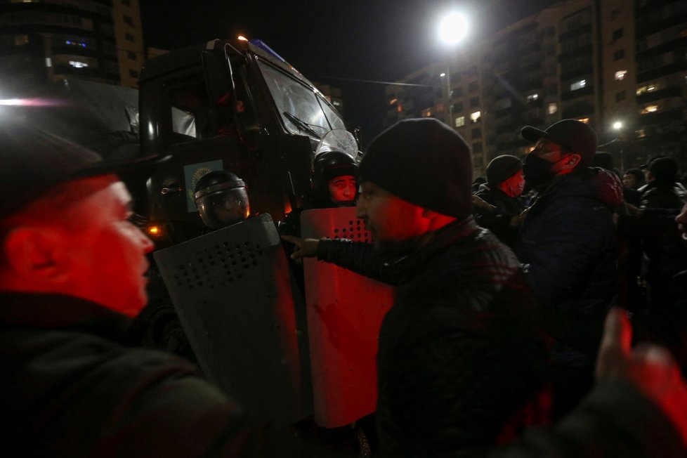 Lidé v Kazachstánu protestují proti zdražování paliva, prezident odvolal dosavadní vládu