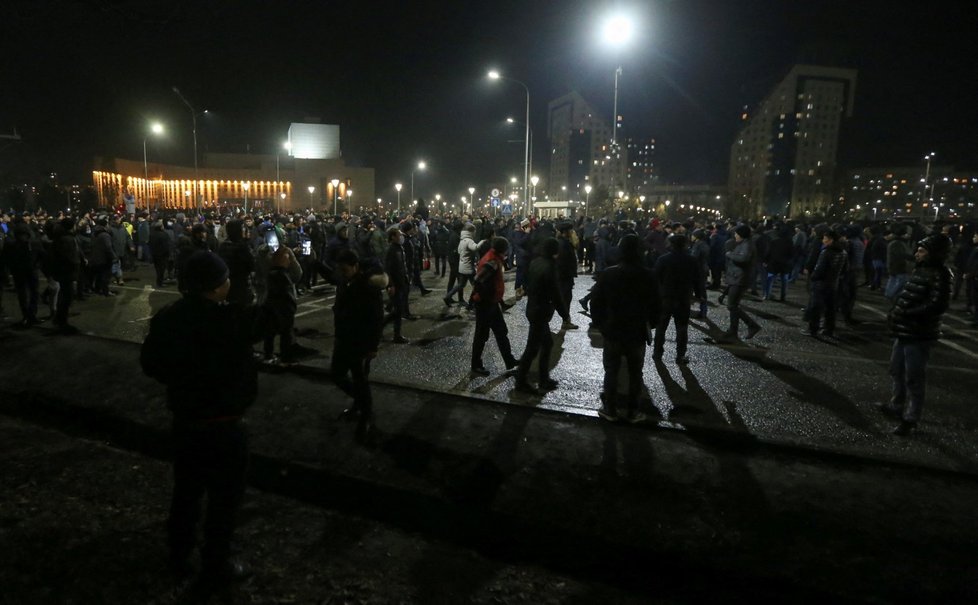 Lidé v Kazachstánu protestují proti zdražování paliva, prezident odvolal dosavadní vládu.