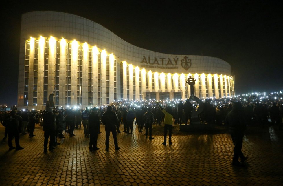 Lidé v Kazachstánu protestují proti zdražování paliva, prezident odvolal dosavadní vládu