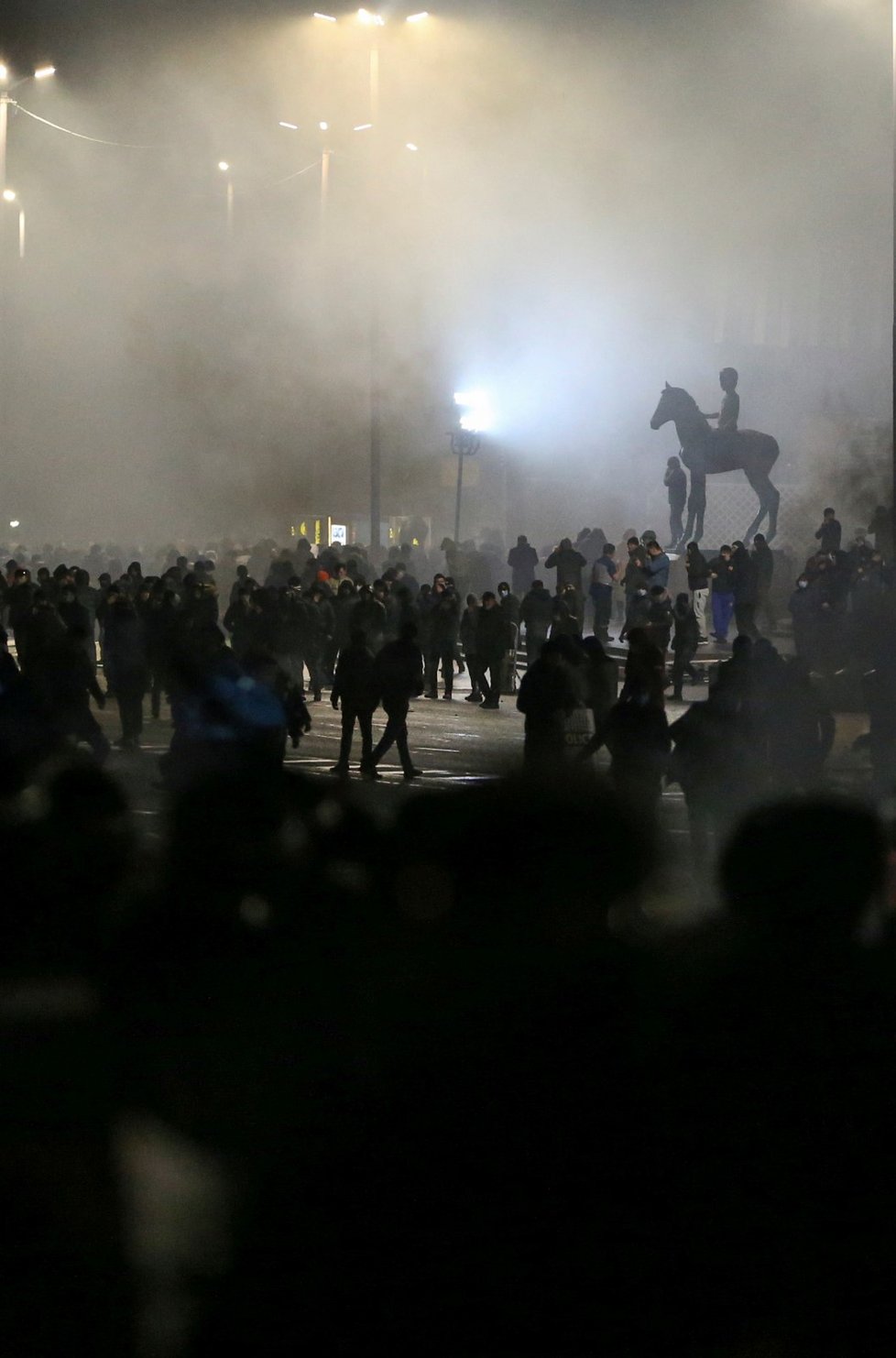 Lidé v Kazachstánu protestují proti zdražování paliva, prezident odvolal dosavadní vládu