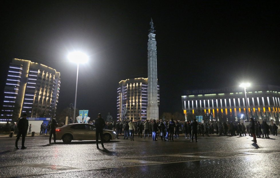 Lidé v Kazachstánu protestují proti zdražování paliva, prezident odvolal dosavadní vládu