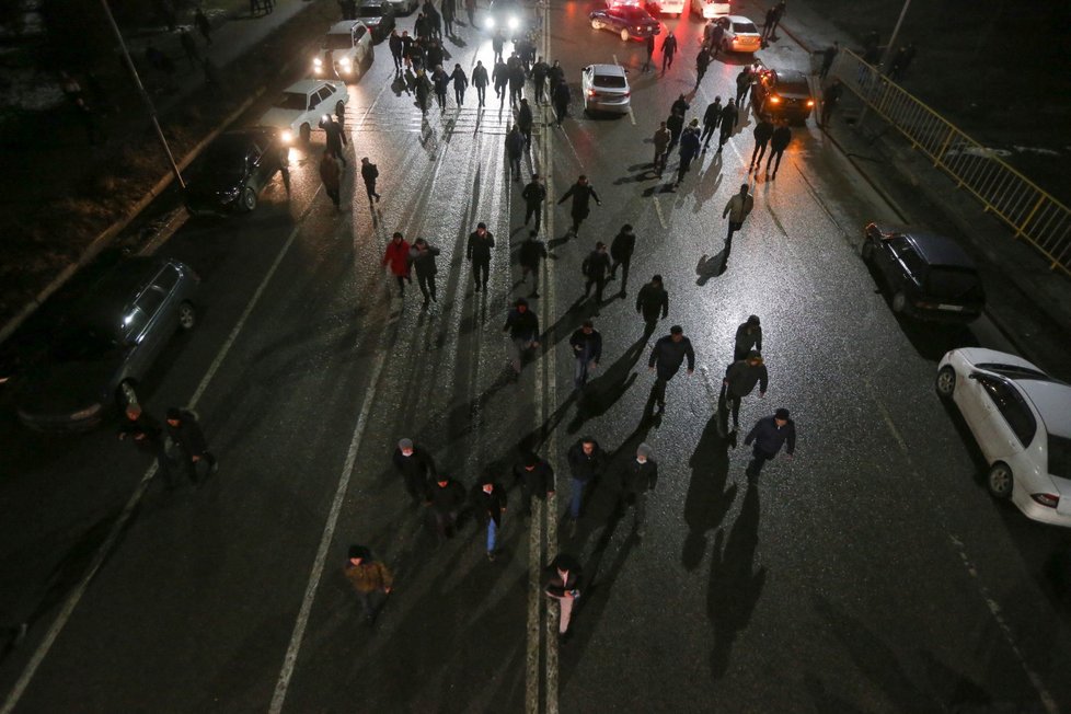 Lidé v Kazachstánu protestují proti zdražování paliva, prezident odvolal dosavadní vládu