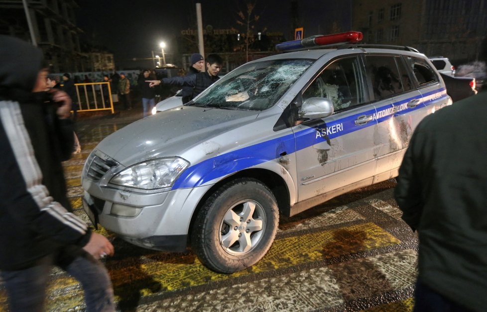 Lidé v Kazachstánu protestují proti zdražování paliva, prezident odvolal dosavadní vládu