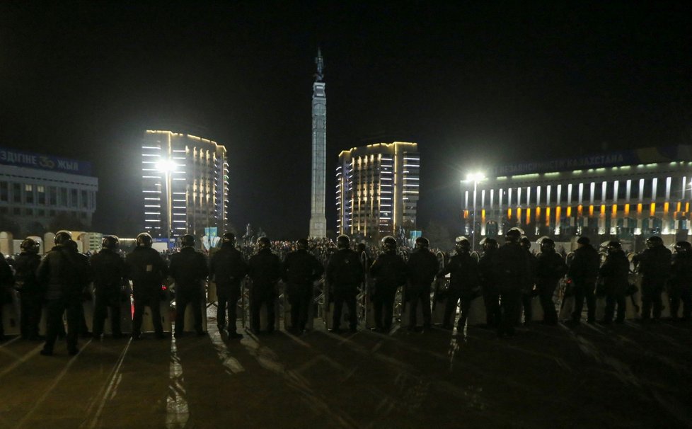 Lidé v Kazachstánu protestují proti zdražování paliva, prezident odvolal dosavadní vládu