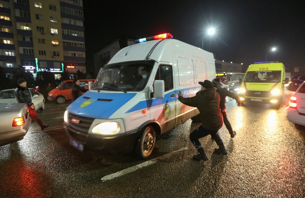 Lidé v Kazachstánu protestují proti zdražování paliva, prezident odvolal dosavadní vládu