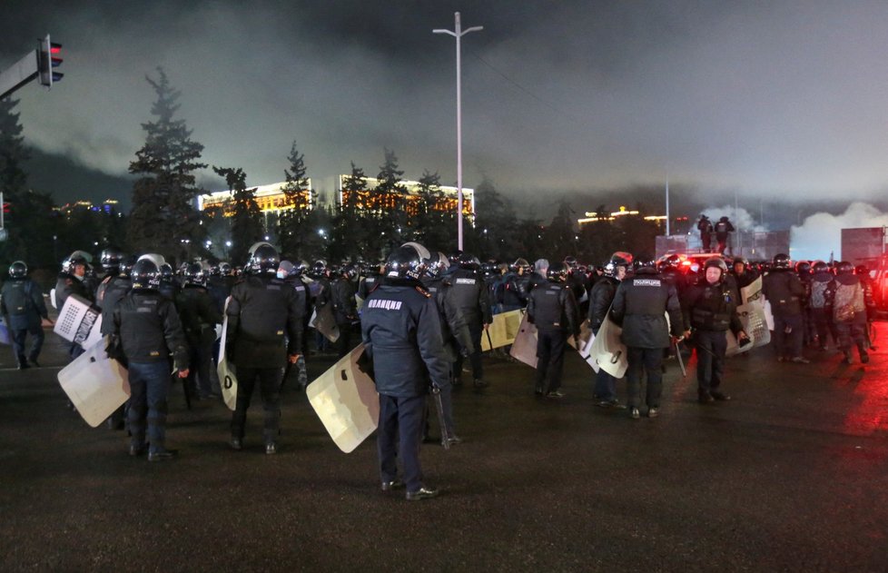 Lidé v Kazachstánu protestují proti zdražování paliva, prezident odvolal dosavadní vládu