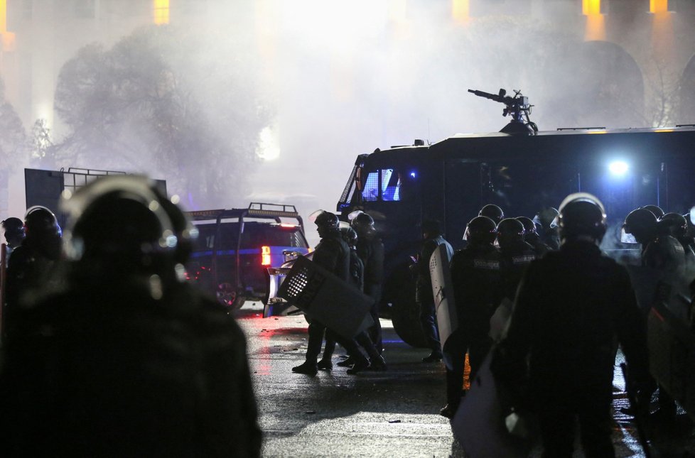 Lidé v Kazachstánu protestují proti zdražování paliva, prezident odvolal dosavadní vládu