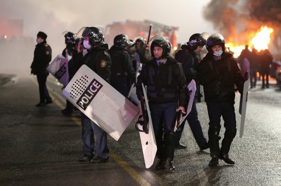 Lidé v Kazachstánu protestují proti zdražování paliva, prezident odvolal dosavadní vládu