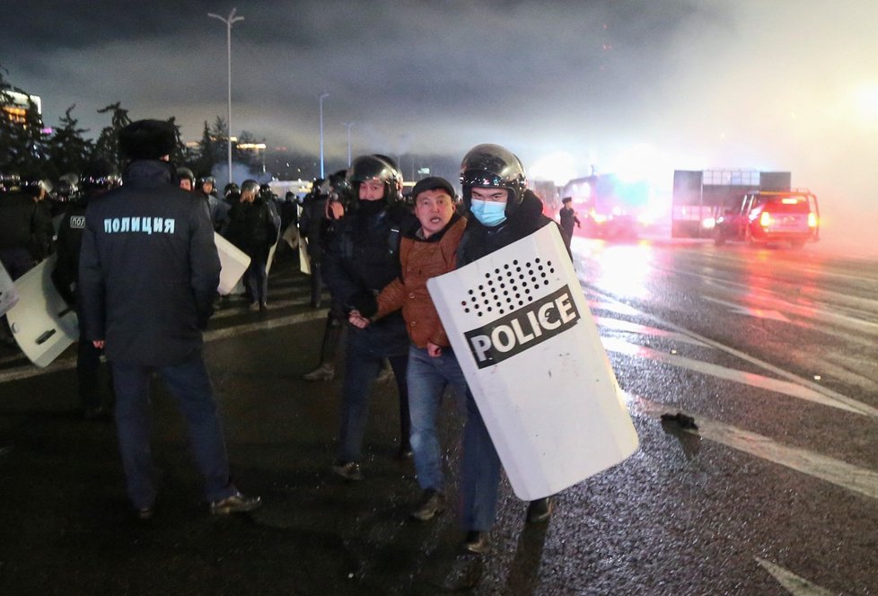 Lidé v Kazachstánu protestují proti zdražování paliva, prezident odvolal dosavadní vládu