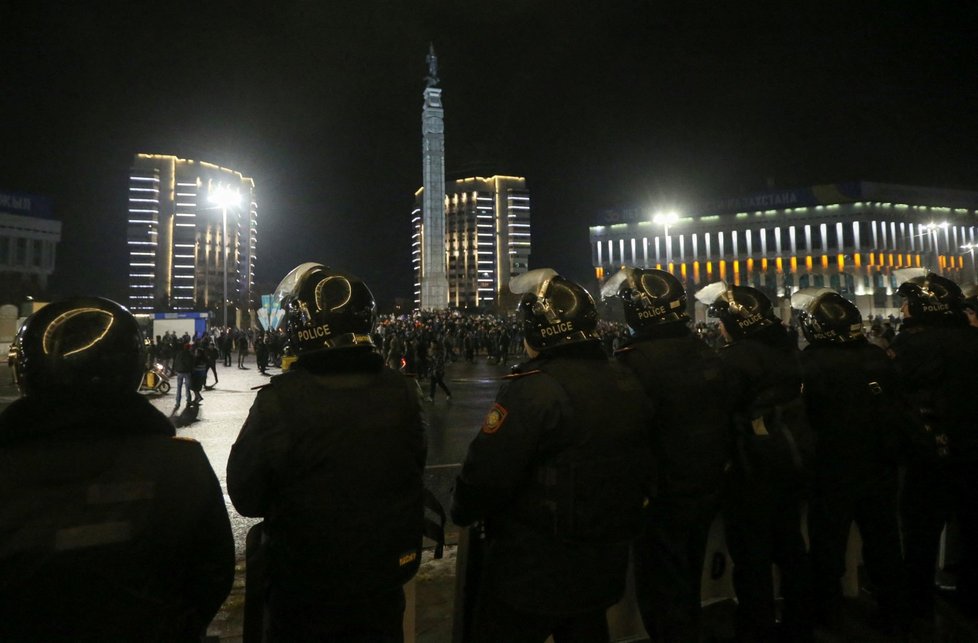 Lidé v Kazachstánu protestují proti zdražování paliva, prezident odvolal dosavadní vládu