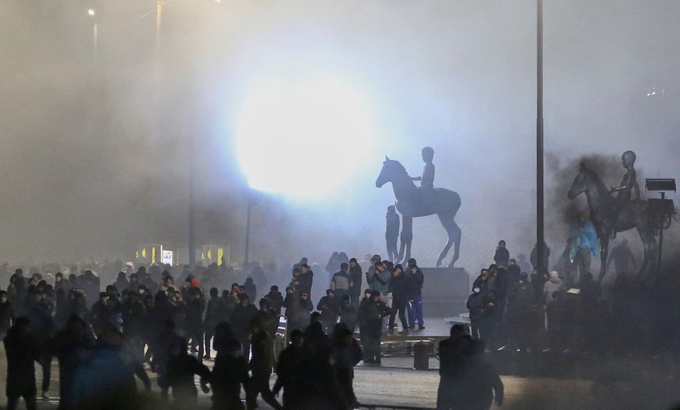 Lidé v Kazachstánu protestují proti zdražování paliva, prezident odvolal dosavadní vládu