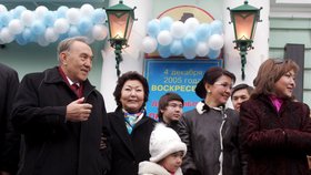 Nursultan Nazarbajev s rodinou: Manželkou, dcerou Darigou a vnučkou