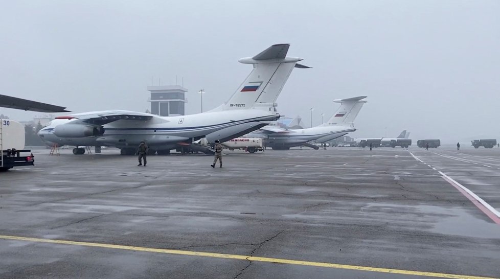 Do Kazachstánu dorazili ruští vojáci a vojenská technika (8. 1. 2022)