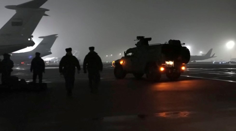 Do Kazachstánu dorazili ruští vojáci a vojenská technika (8. 1. 2022)