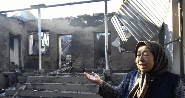 Krvavá bitka s muslimy na kraji vesnice: 10 mrtvých, zapálené domy a poničené obchody 