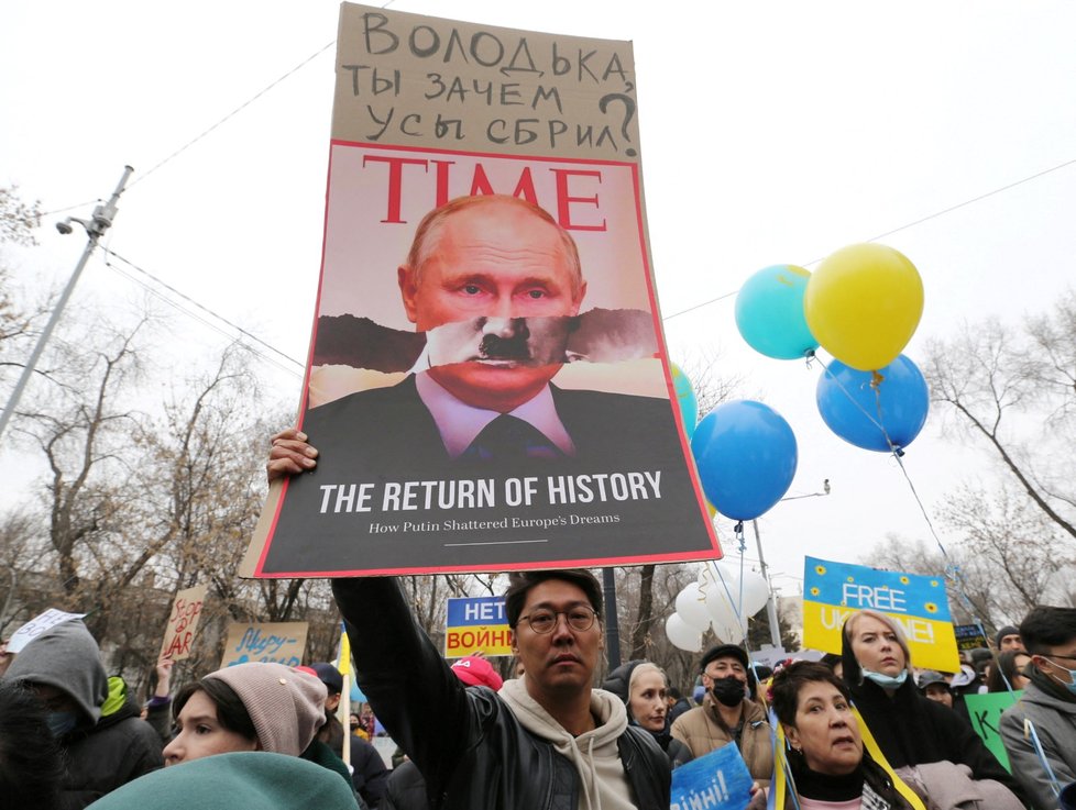 Almaty: Kazaši protestují proti Putinovu vpádu na Ukrajinu.