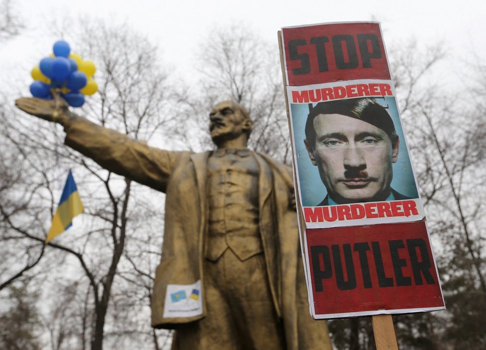 Almaty: Kazaši protestují proti Putinovu vpádu na Ukrajinu.