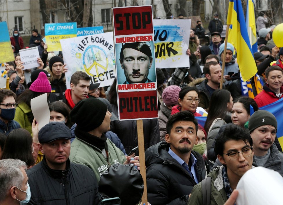 Almaty: Kazaši protestují proti Putinovu vpádu na Ukrajinu.