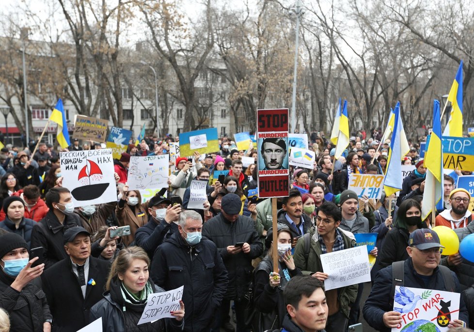 Almaty: Kazaši protestují proti Putinovu vpádu na Ukrajinu.